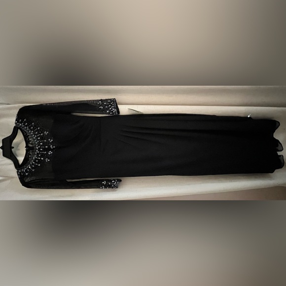 This Alex Evenings Gown is a size 6. Navy Blue. - Picture 2 of 3